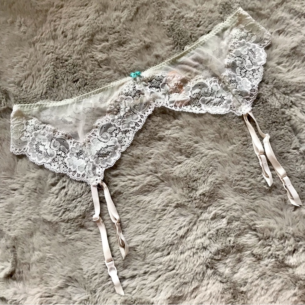 NWT Vintage coquette circa 2003 Victoria’s Secret lace garter belt medium large